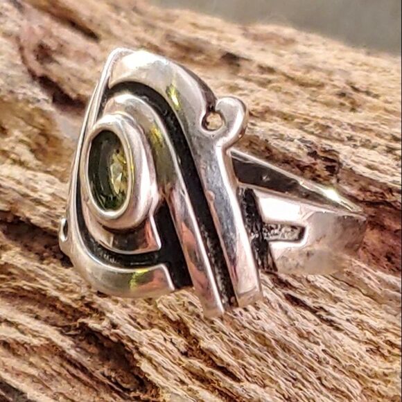 Sterling Peridot Artisan Modern Twist Ring - Picture 2 of 5